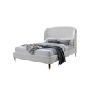 CAMA KING EN TELA OFF WHITE Y PATAS EN ACABADO MADERA CON CASQUILLOS DORADOS
