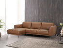 SOFA SECCIONAL ESTACIONARIO EN PIEL SINTETICA CAMEL Y PATAS NEGRAS