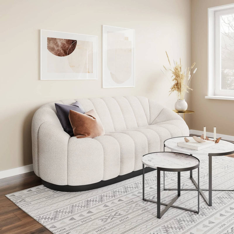 SOFA ESTACIONARIO DE TRES ASIENTOS EN TELA BLANCA