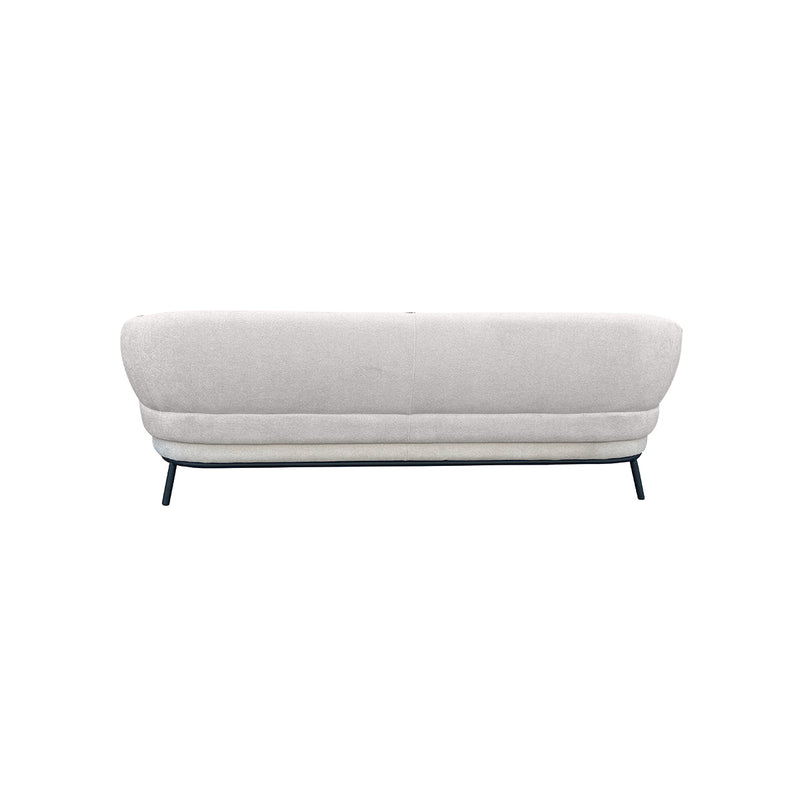 SOFA ESTACIONARIO DE TRES ASIENTOS EN TELA BEIGE.