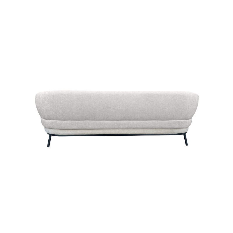 SOFA ESTACIONARIO DE TRES ASIENTOS EN TELA BEIGE.