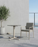 MESA DE COMEDOR DE EXTERIOR TOPE ESTILO MARMOL Y BASE BEIGE