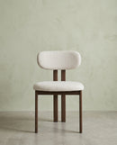 SILLA EN TELA BLANCA Y PATAS EN METAL ESTILO MADERA