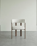 SILLA EN TELA TEXTURIZADA BEIGE Y PATAS EN METAL ESTILO MADERA