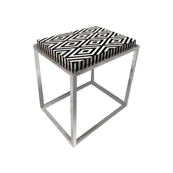 ***MESA LATERAL ON PATRON GEOMETRICO BLANCO Y NEGRO CON BASE PLATEADA