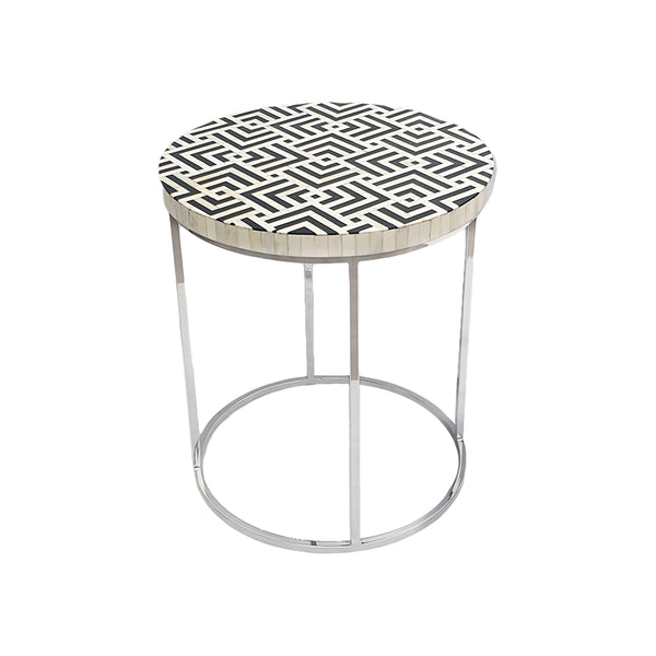 MESA LATERAL CON PATRON GEOMETRICO BLANCO Y NEGRO CON BASE PLATEADA BRILLANTE