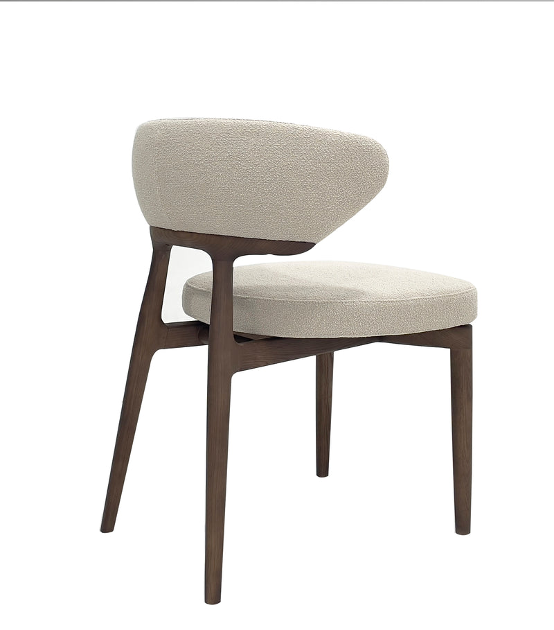 SILLA DE COMEDOR EN TELA BEIGE Y PATAS ACABADO DE MADERA