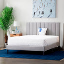CAMA QUEEN EN TELA BEIGE GRISACEO Y PATAS NEGRAS