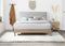 CAMA QUEEN EN TELA BEIGE Y PATAS ACABADO DE MADERA NATURAL