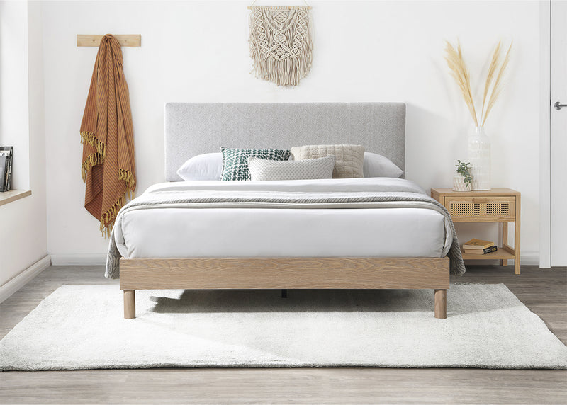 CAMA FULL  EN TELA BEIGE Y PATAS  ACABADO DE MADERA NATURAL