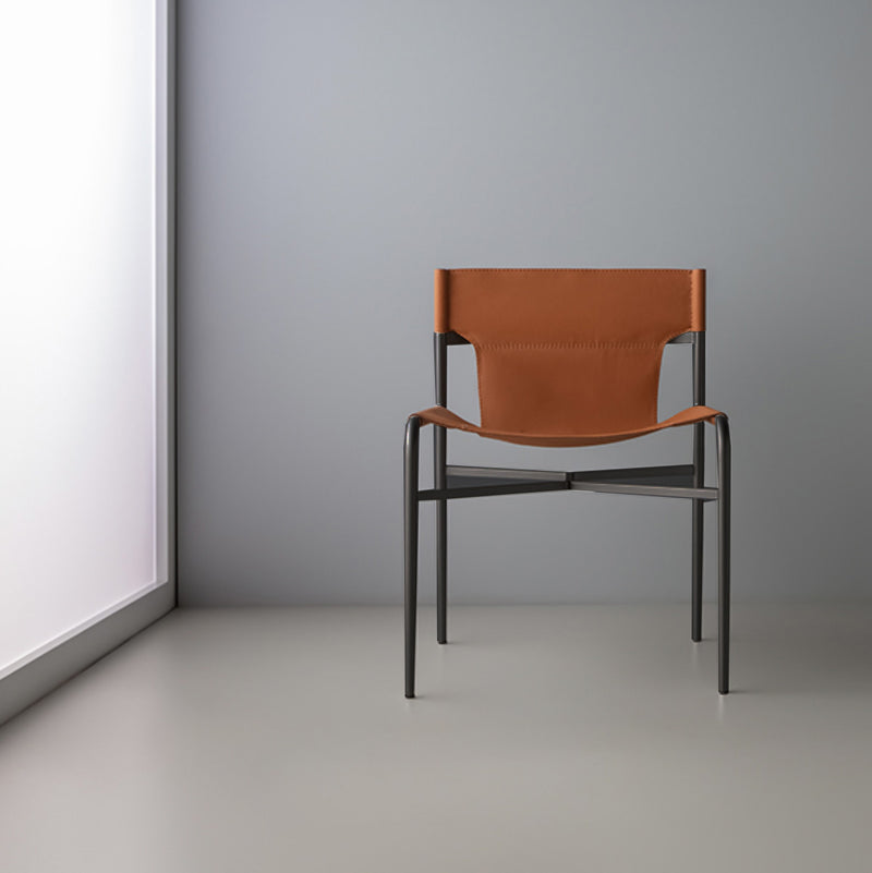 ***SILLA  DE COMEDOR BRUTA CON FRENTE DE PIEL NARANJA Y PATAS NEGRAS