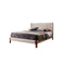 CAMA KING EN TELA BEIGE Y PATAS MARRONES