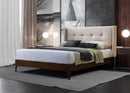 CAMA KING EN TELA BEIGE Y PATAS MARRONES