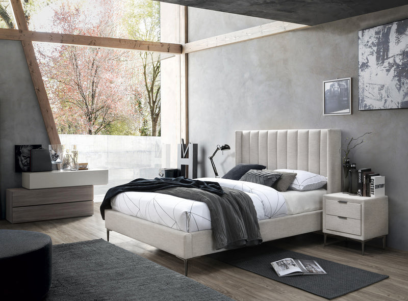 CAMA KING DELUNA EN TELA GRIS Y PATAS CROMADAS