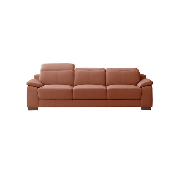 SOFA ESTACIONARIO DE TRES ASIENTOS EN FRENTE DE PIEL MARRON Y PATAS NEGRAS