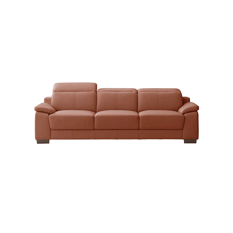 SOFA ESTACIONARIO DE TRES ASIENTOS EN FRENTE DE PIEL MARRON Y PATAS NEGRAS