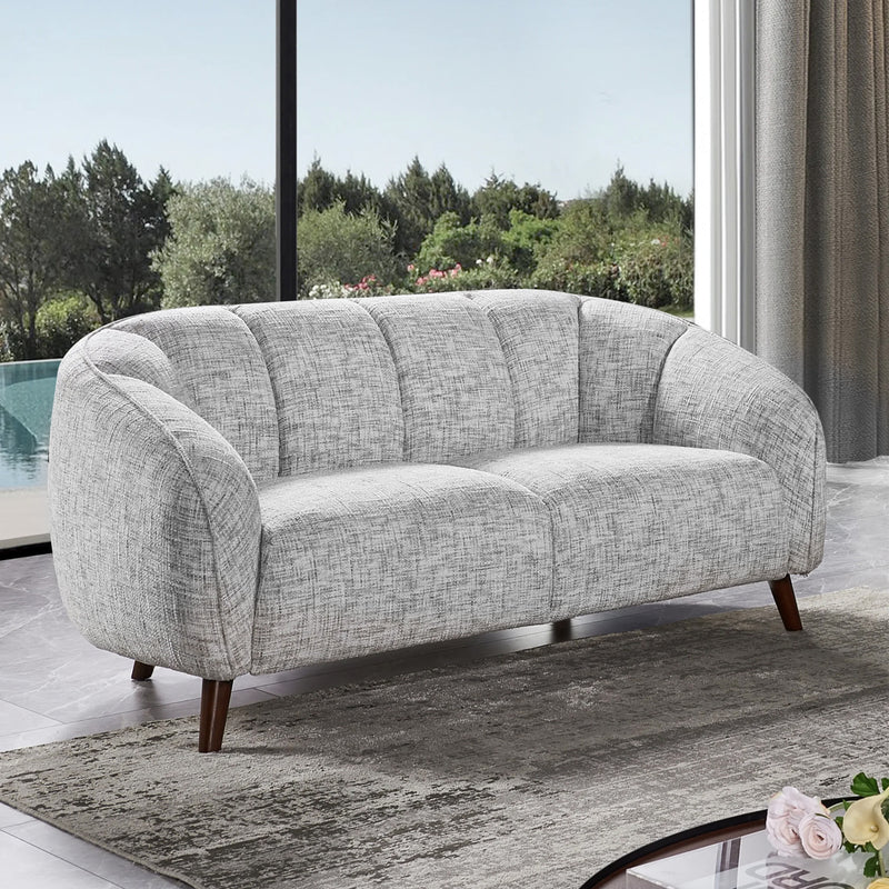 SOFA ESTACIONARIO DE TRES ASIENTOS EN TELA GRIS Y PATAS MARRONES