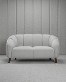 SOFA ESTACIONARIO DE DOS ASIENTOS EN TELA GRIS Y PATAS MARRONES
