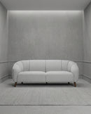SOFA ESTACIONARIO DE TRES ASIENTOS EN TELA GRIS Y PATAS MARRONES