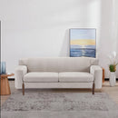 SOFA ESTACIONARIO DE TRES ASIENTOS EN TELA BEIGE Y PATAS MARRONES