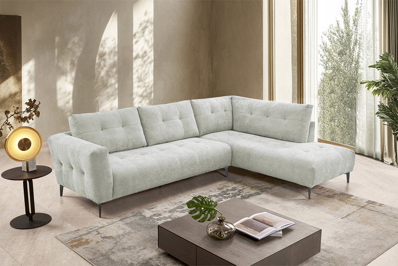 SOFA SECCIONAL EN TELA TEXTURIZADA BLANCA Y PATAS NEGRAS
