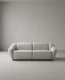 SOFA ESTACIONARIO DE TRES ASIENTOS EN TELA BEIGE GRISACEA