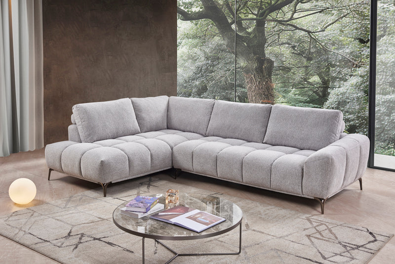SOFA SECCIONAL ESTACIONARIO EN TELA GRIS Y PATAS CROMADAS