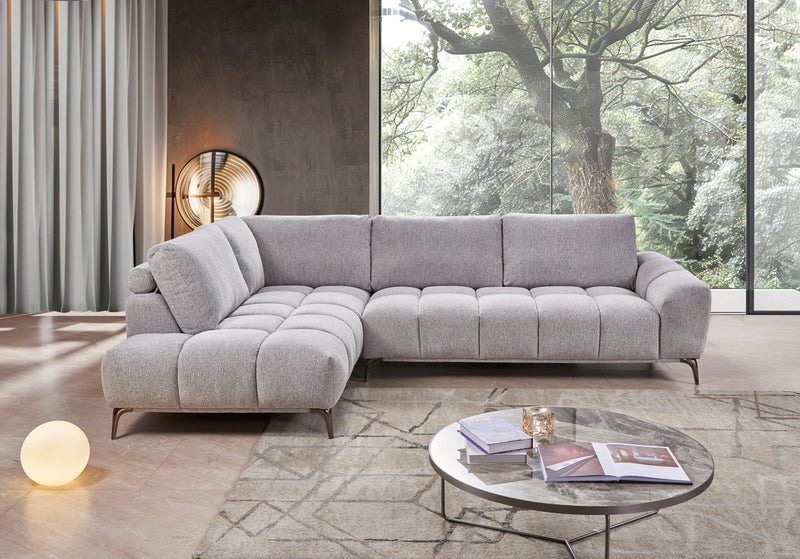 SOFA SECCIONAL ESTACIONARIO EN TELA GRIS Y PATAS CROMADAS