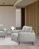 SOFA ESTACIONARIO DE TRES ASIENTOS EN TELA GRIS Y PATAS NEGRAS