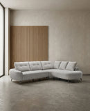 SOFA SECCIONAL ESTACIONARIO EN TELA BEIGE Y PATAS NEGRAS