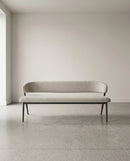 BANCO EN TELA BEIGE Y PATAS EN METAL ESTILO MADERA