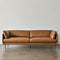 SOFA ESTACIONARIO DE CUATRO ASIENTOS CON FRENTE DE PIEL CAMEL