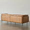 SOFA ESTACIONARIO DE CUATRO ASIENTOS CON FRENTE DE PIEL CAMEL