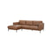 SOFA SECCIONAL ESTACIONARIO EN PIEL SINTETICA CAMEL Y PATAS NEGRAS