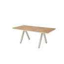 MESA DE COMEDOR DE EXTERIOR TOPE ACABADO DE MADERA Y PATAS BLANCAS