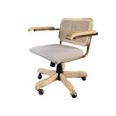 BUTACA GIRATORIA ACABADO EN MADERA NATURAL CON RESPALDO EN RATAN Y ASIENTO EN TELA BEIGE