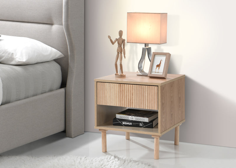 MESA DE NOCHE ACABADO EN MADERA NATURAL