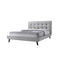 CAMA QUEEN CAMPBELL STONE EN TELA GRIS CLARO Y PATAS CROMADAS