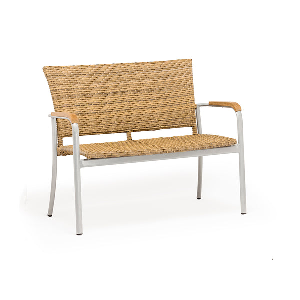 SOFA DE EXTERIOR DE DOS ASIENTOS DE ACABADO EN RATAN Y PATAS PLATEDAS