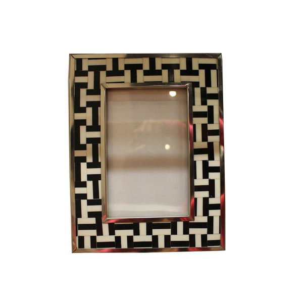 FRAME IN RESIN B&W MATTING TILE WIHT STEEL MOULDING 4X6X1.5"