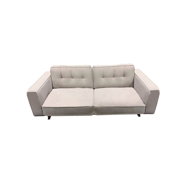 SOFA ESTACIONARIO DE 3 ASIENTOS EN TELA BEIGE Y PATAS MARRONES