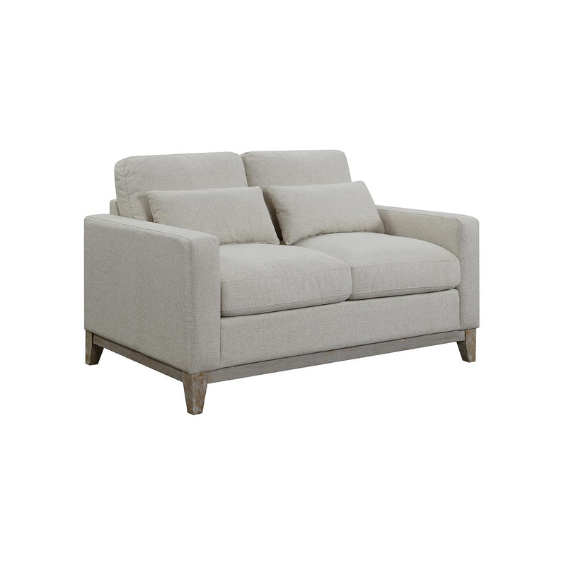 SOFA ESTACIONARIO DE DOS ASIENTOS TAPIZADO EN TELA BEIGE Y PATAS EN ACABADO DE MADERA ENVEJECIDA